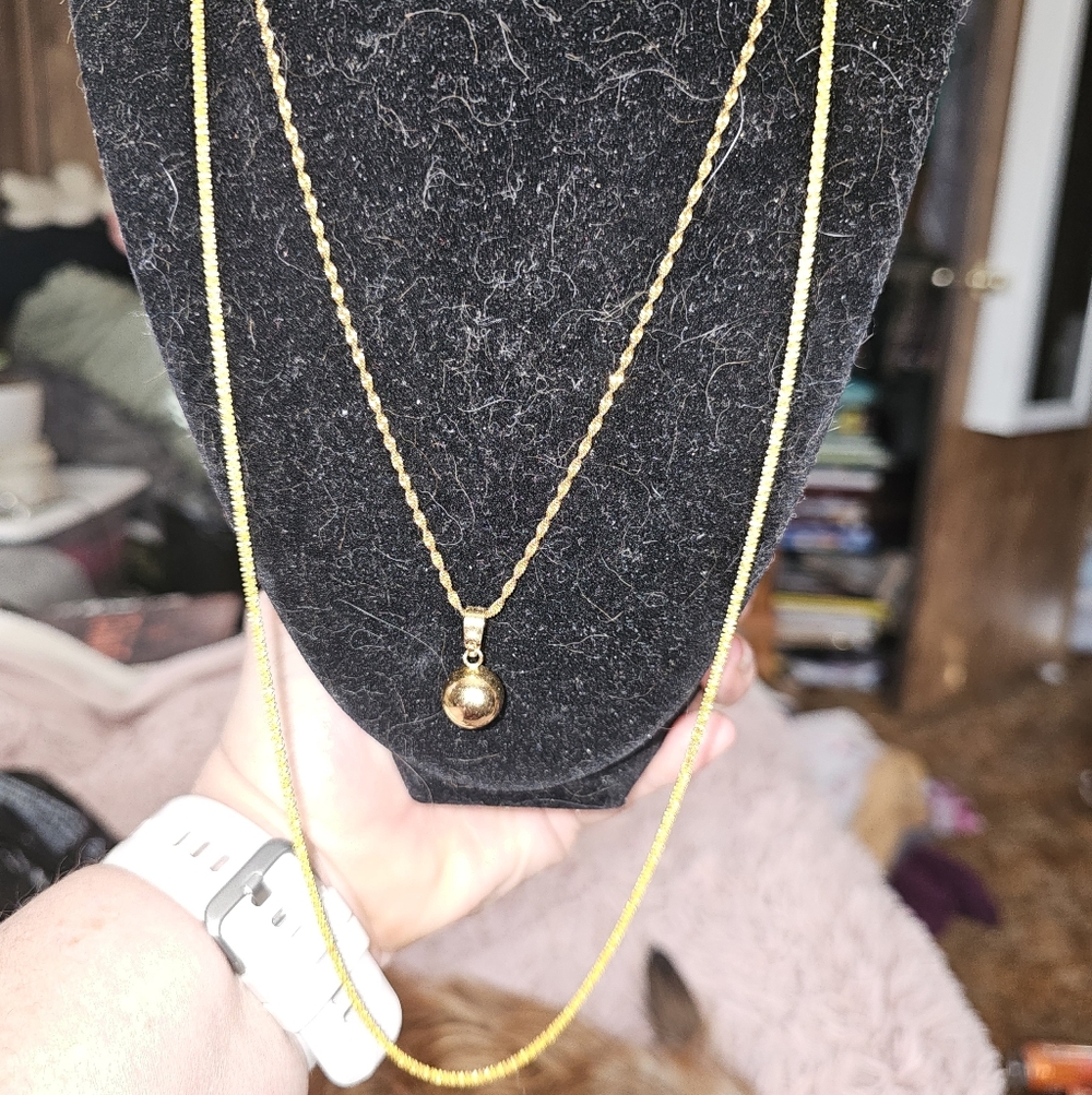 Elegant Gold Pendant Necklace